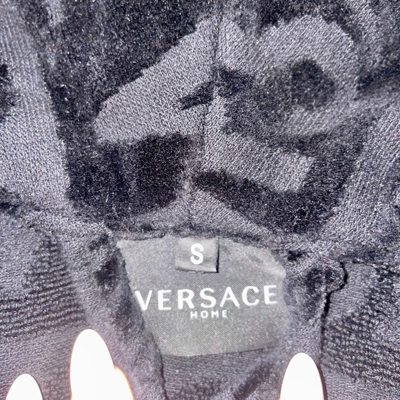 New Versace robe with box. WO tags. - Picture 7 of 7